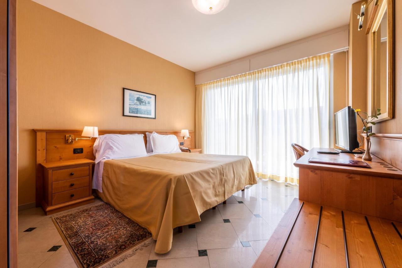 Hotel Bellevue Et Mediterranee 디아노마리나 외부 사진