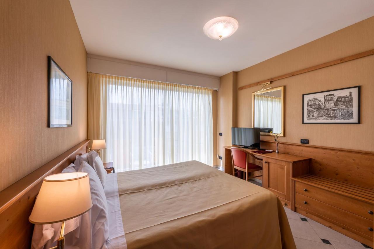 Hotel Bellevue Et Mediterranee 디아노마리나 외부 사진