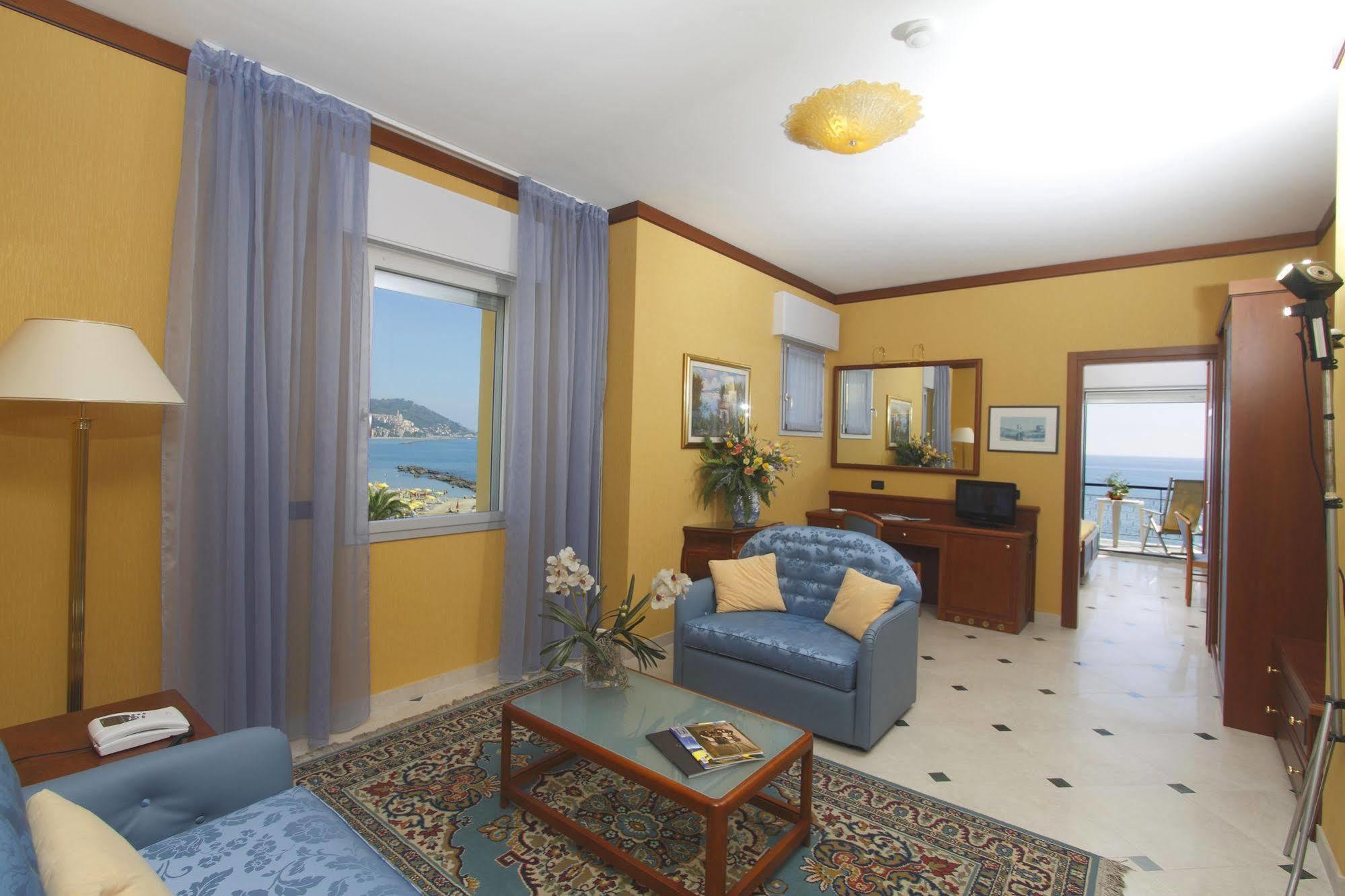 Hotel Bellevue Et Mediterranee 디아노마리나 외부 사진
