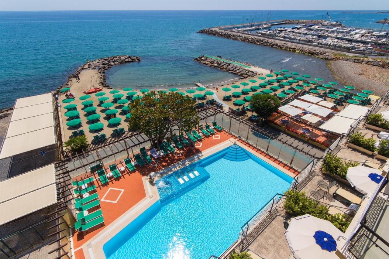 Hotel Bellevue Et Mediterranee 디아노마리나 외부 사진